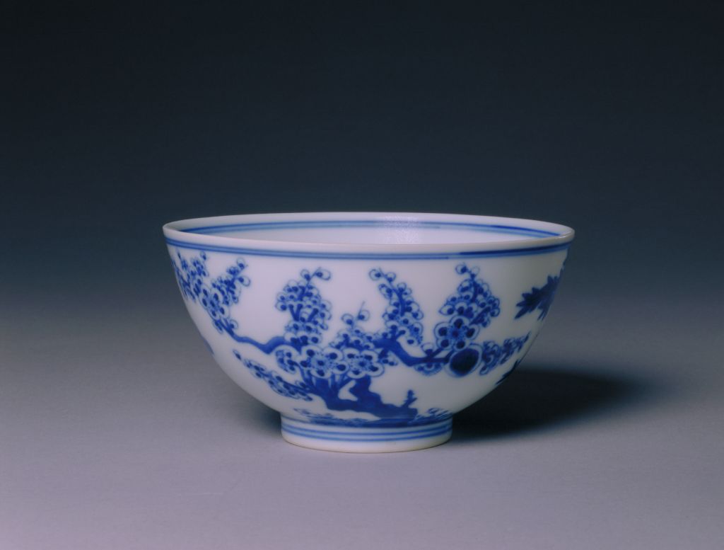 A very rare incised blue and white 'dragon' stem bowl, Seal